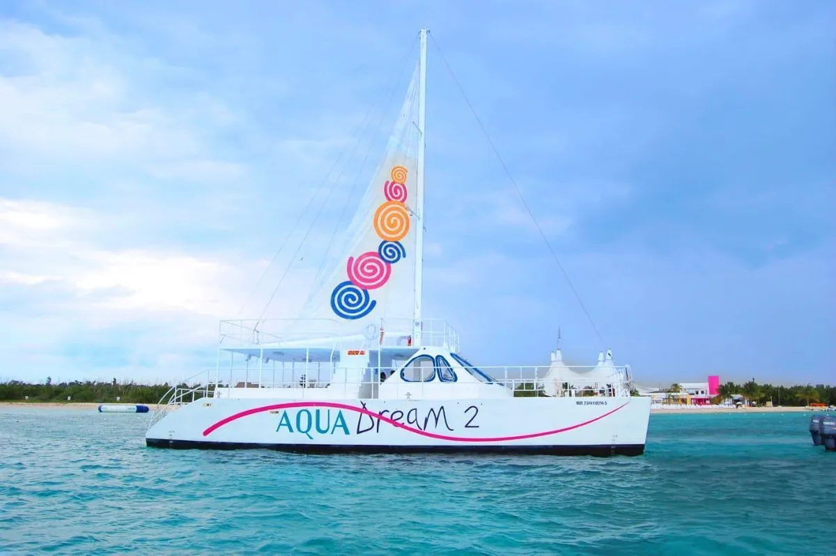Cozumel Catamaran to El Cielo with Beach Park and Lunch